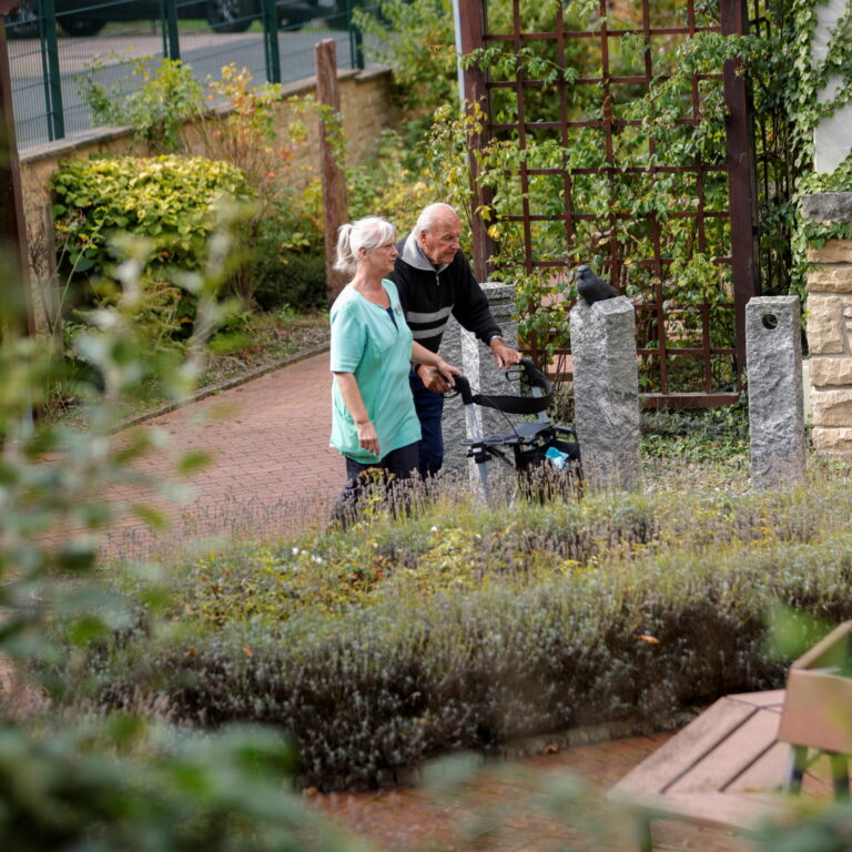 Begleiteter Spaziergang im Sinnesgarten im Seniorenzentrum Göttingen