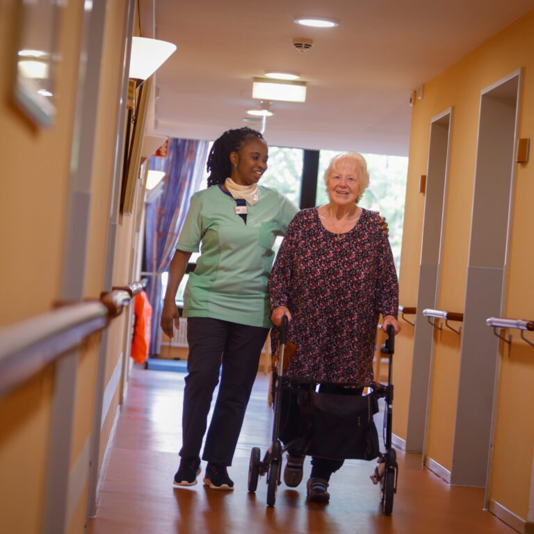 Begleitung einer Bewohnerin im Seniorenzentrum Göttingen