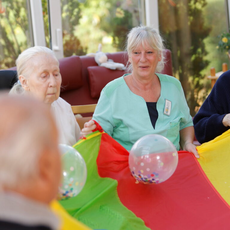Betreuungsfachkraft bei der Arbeit im Seniorenzentrum Göttingen