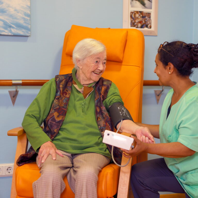 Blutdruck messen Pflege Seniorenzentrum Göttingen