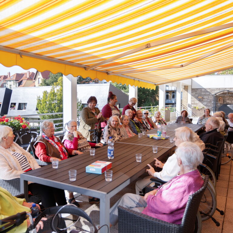 Spielrunde auf der Terrasse im Seniorenzentrum Göttingen